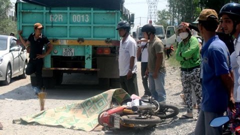 Hiện trường vụ tai nạn trên tỉnh lộ 10 đoạn qua xã Lê Minh Xuân, huyện Bình Chánh khiến bà Lý Thị Kim Hoa (77 tuổi, quê Long An) bị container cán chết khi đang đi thăm cháu.